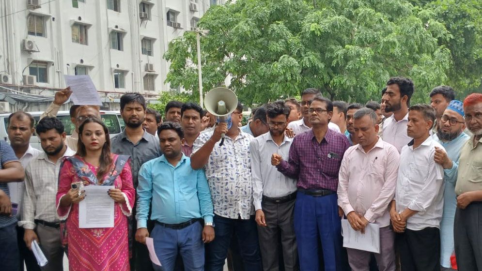 সচিবালয়ে কর্মচারীদের প্রতিবাদ সমাবেশ অব্যাহত, দুই উপদেষ্টাকে স্মারকলিপি