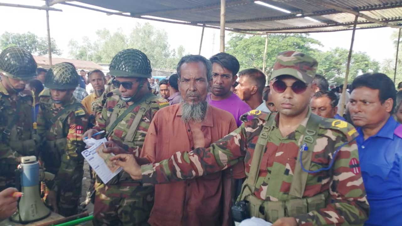 পশুর হাটে অতিরিক্ত হাসিল আদায়, সেনাবাহিনীর হস্তক্ষেপে টাকা ফেরত