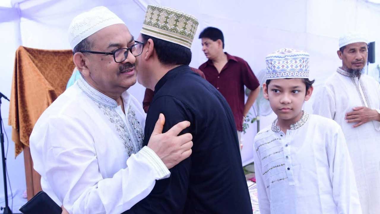 রাজারবাগে ঈদের নামাজ আদায় করলেন ডিএমপি কমিশনার