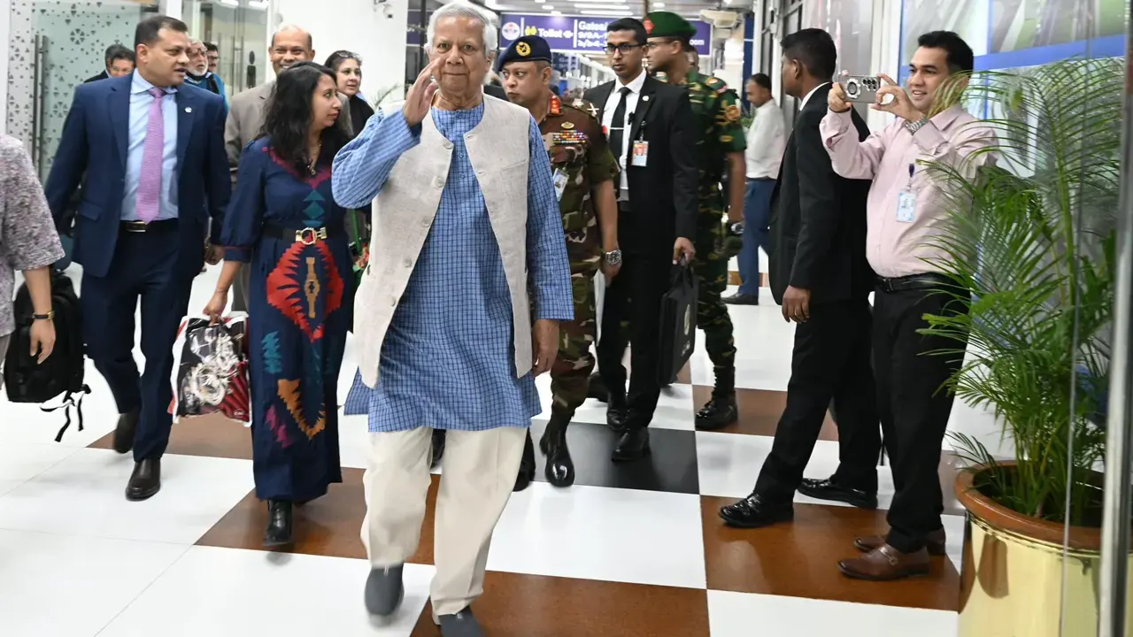 যুক্তরাজ্য সফর শেষে দেশে ফিরলেন প্রধান উপদেষ্টা