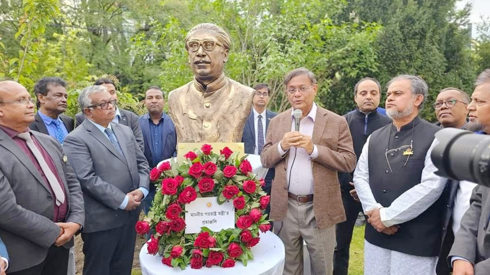 ভিয়েনায় বঙ্গবন্ধুর আবক্ষ ভাস্কর্য উন্মোচন