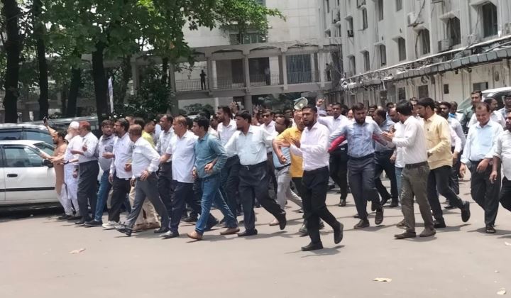সচিবালয়ে ২ ঘণ্টার কর্মবিরতিতে কর্মচারীরা