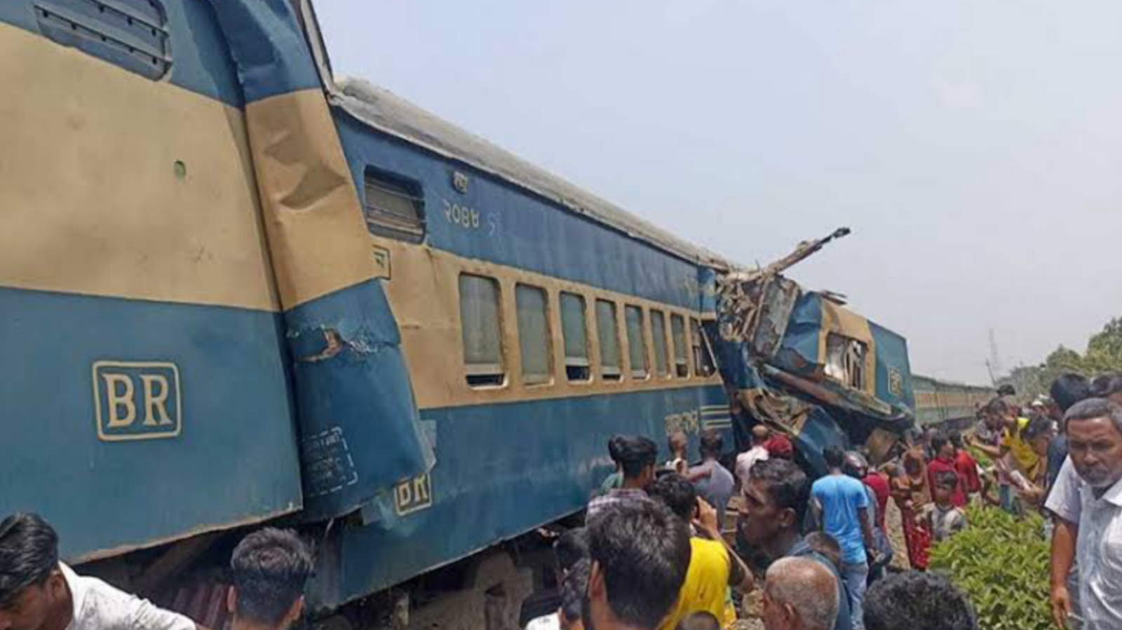 গাজীপুরে দুই ট্রেনের মুখোমুখি সংঘর্ষ 