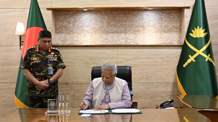 সৎ, পেশাদার অফিসাররাই পদোন্নতির দাবিদার: প্রধান উপদেষ্টা 