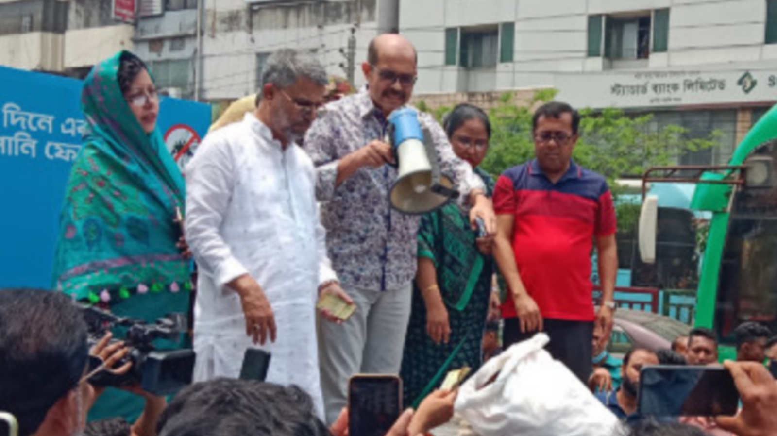 রাস্তায় মাইকিং করে চিপসের প্যাকেট ও ডাবের খোসা কিনলেন মেয়র আতিক 