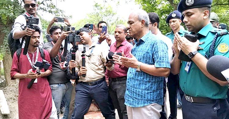 জুলাই শহীদদের গণকবর পরিদর্শনে স্বরাষ্ট্র উপদেষ্টা