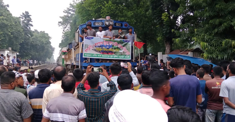 চুয়াডাঙ্গায় স্টপেজের দাবিতে ট্রেন আটকে বিক্ষোভ