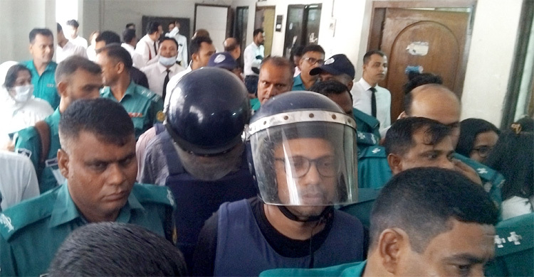 কাঠগড়ায় দাঁড়িয়েই স্বজনদের খোঁজ-খবর নিলেন পলক
