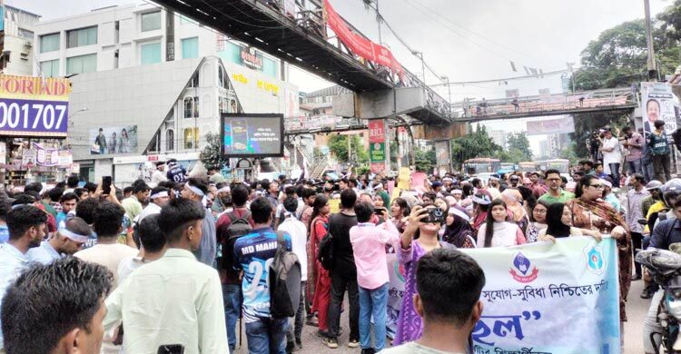 সায়েন্সল্যাব মোড় অবরোধ ৭ কলেজ শিক্ষার্থীদের