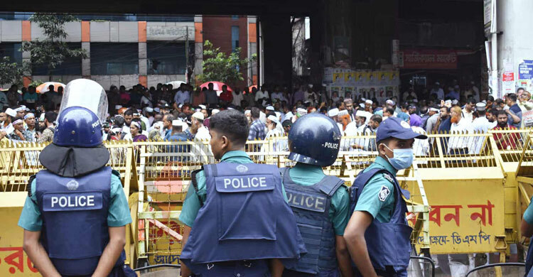 শিক্ষকদের মহাসমাবেশ বন্ধ হয়ে গেছে হাইকোর্ট মোড়-পল্টন সড়ক, জনভোগান্তি