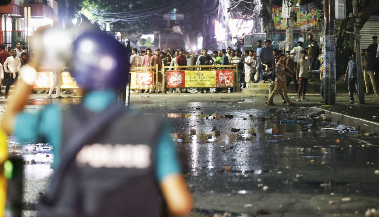 জাপা কার্যালয়ের সামনে পুলিশের টিয়ারশেল নিক্ষেপ