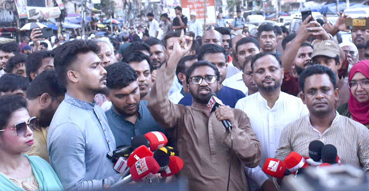 পল্টন মোড়ে আগুন জ্বালিয়ে গণঅধিকার পরিষদের বিক্ষোভ