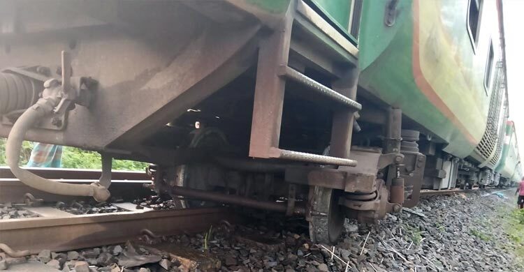 জয়পুরহাটে বগি লাইনচ্যুত ৫ ঘণ্টা পর উত্তরবঙ্গের সঙ্গে ট্রেন চলাচল স্বাভাবিক