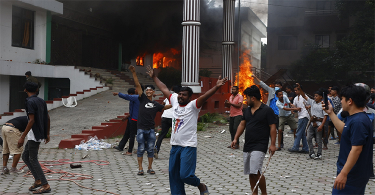 ক্ষমতাসীন নেপালি কংগ্রেসের কেন্দ্রীয় কার্যালয়ে আগুন
