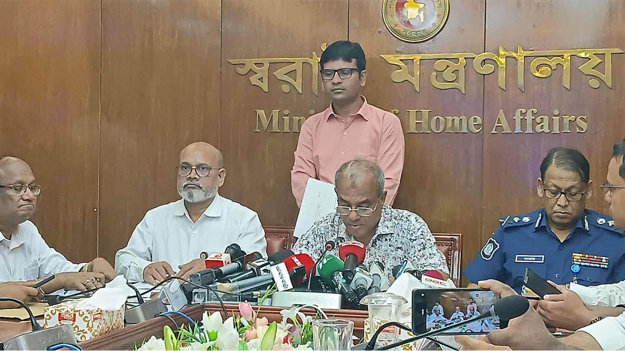 দুর্গাপূজা উপলক্ষ্যে ২৪ সেপ্টেম্বর থেকে মাঠে থাকবে আইনশৃঙ্খলা বাহিনী : স্বরাষ্ট্র উপদেষ্টা