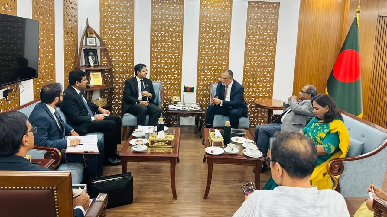 উপদেষ্টার সঙ্গে পাকিস্তানি প্রধানমন্ত্রীর বাণিজ্য কো-অর্ডিনেটরের সাক্ষাৎ
