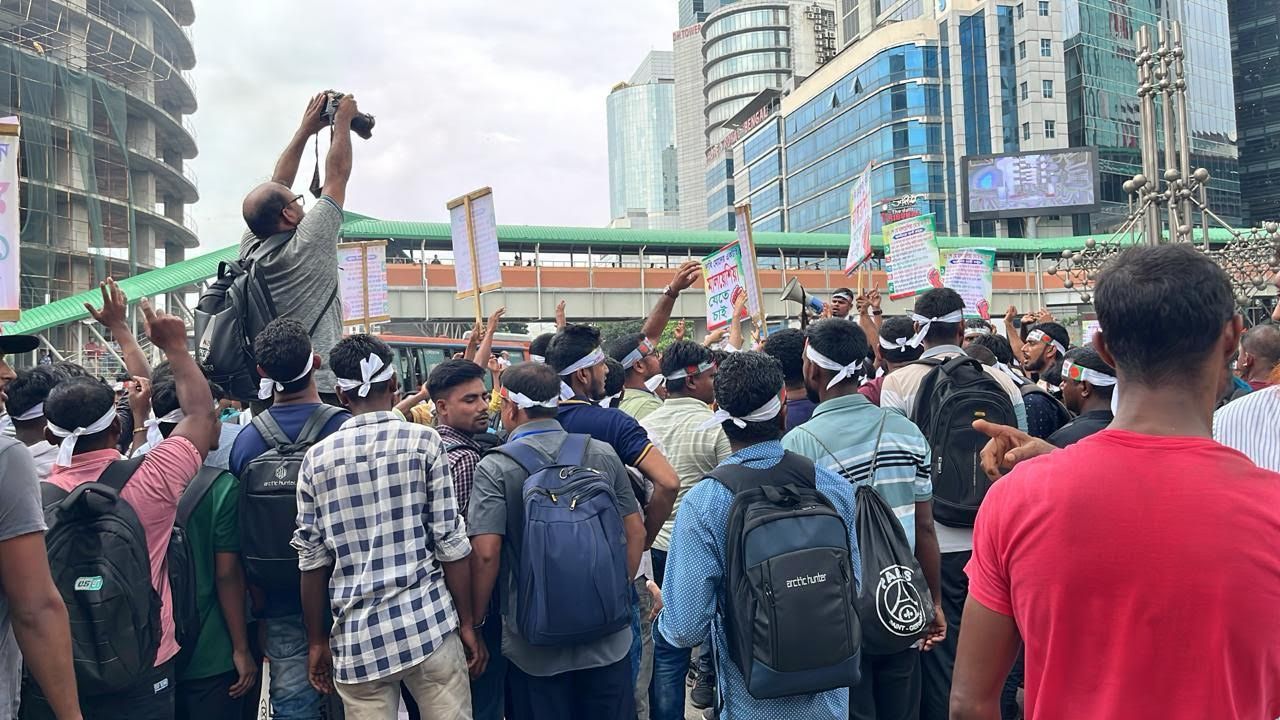 কারওয়ান বাজারে মালয়েশিয়া গমনেচ্ছুদের বিক্ষোভ, সড়কে যান চলাচল ব্যাহত