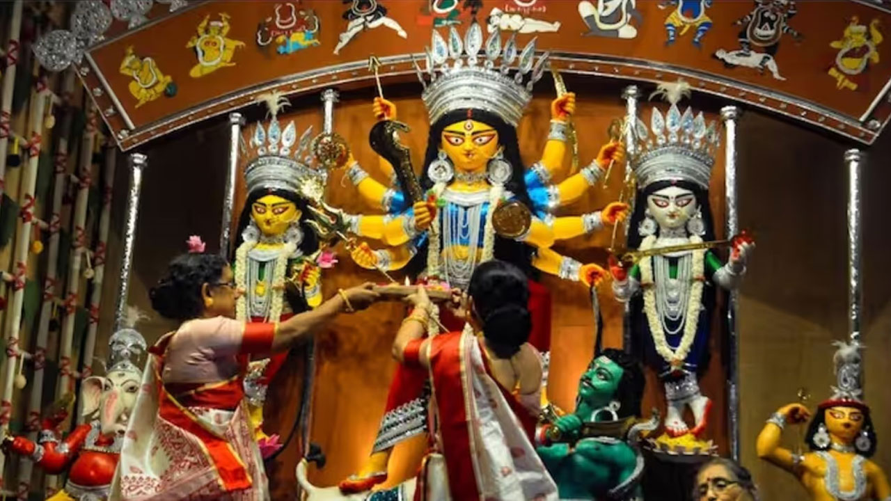 ষষ্ঠী পূজার মধ্যদিয়ে শুরু হয়েছে শারদীয় দুর্গোৎসব