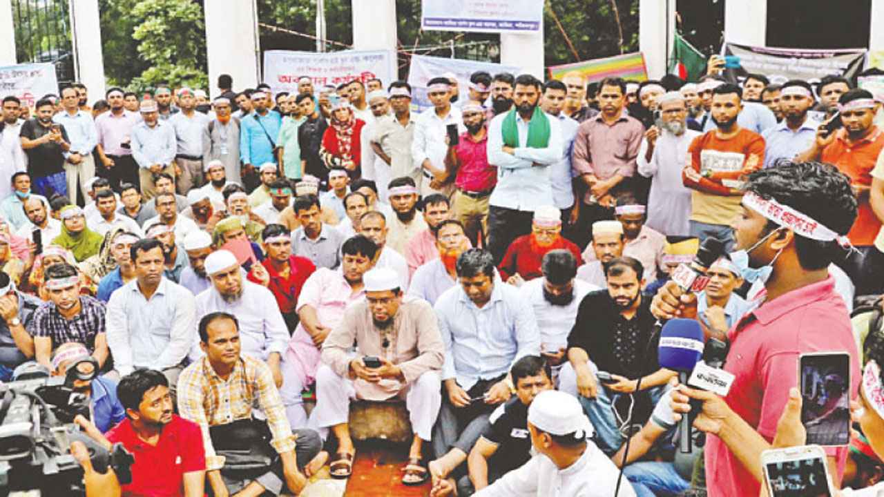 সপ্তম দিনে শিক্ষকদের কালো পতাকা মিছিল