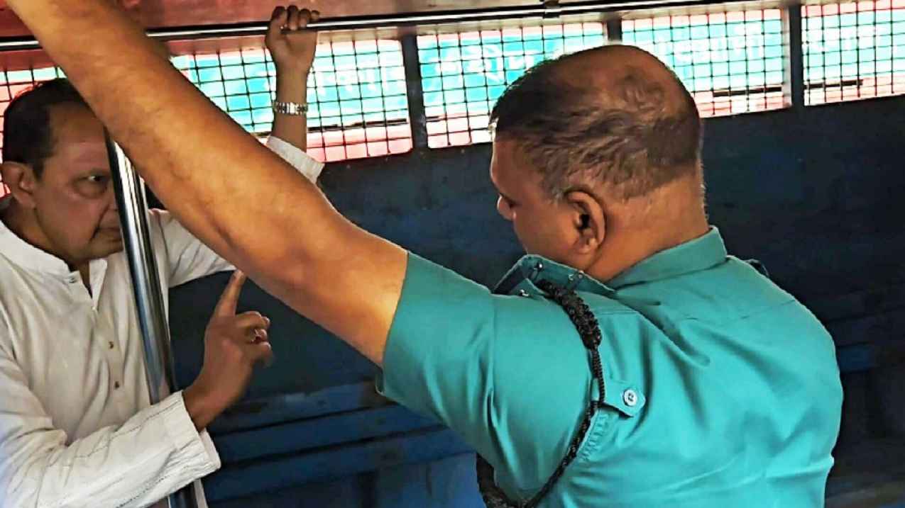 প্রিজন ভ্যানে কী নিয়ে পুলিশের সঙ্গে বাগবিতণ্ডায় জড়ালেন ইনু