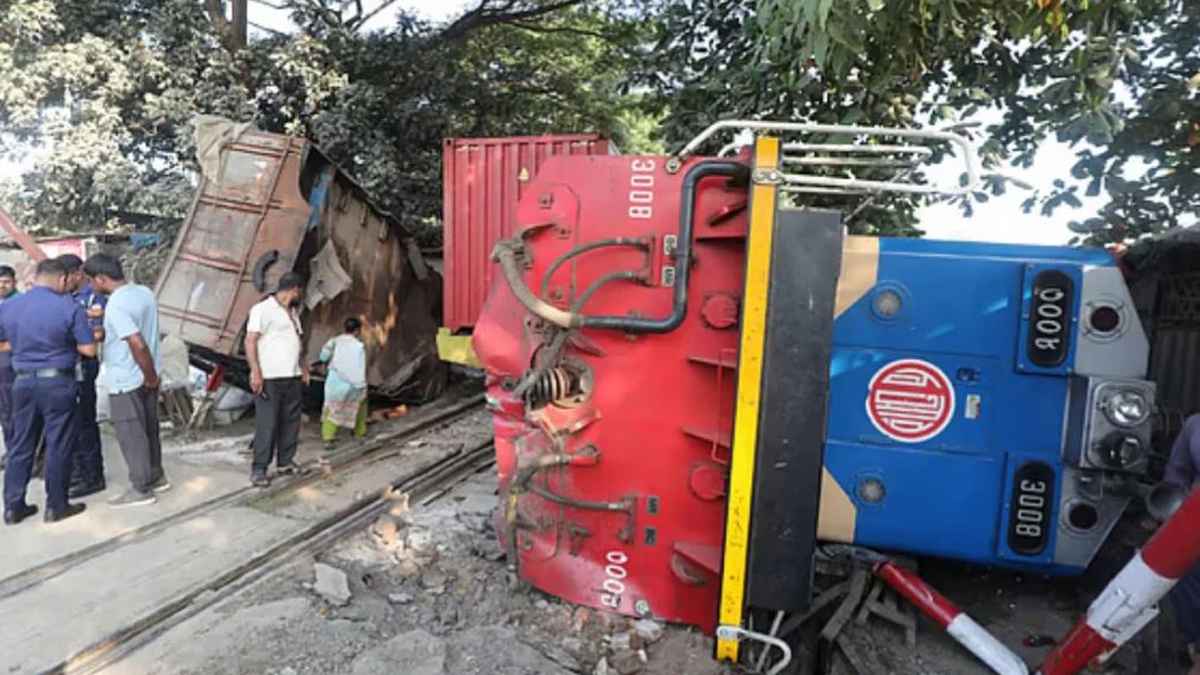 চট্টগ্রামে মালবাহী ট্রেনের ইঞ্জিন–লরির সংঘর্ষ, নিহত ১