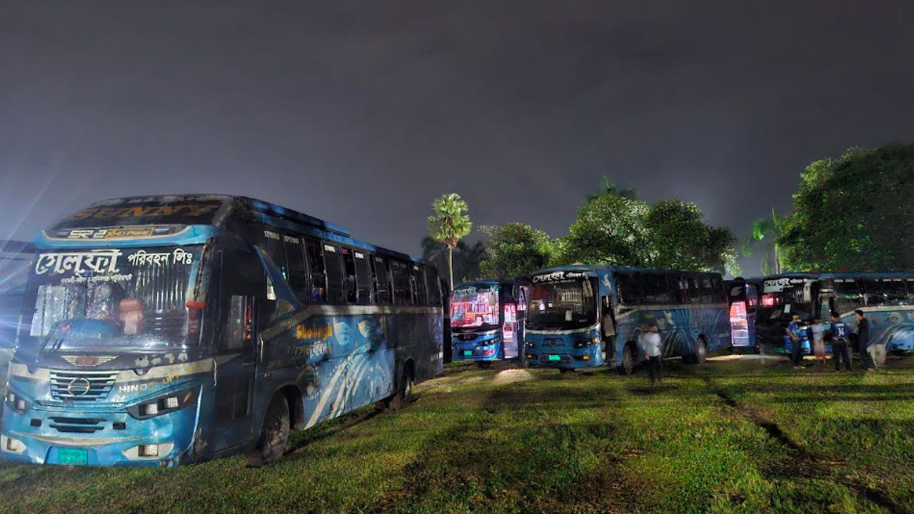 জাবি ছাত্রকে মারধর, ৭ বাস আটকে রেখেছেন শিক্ষার্থীরা