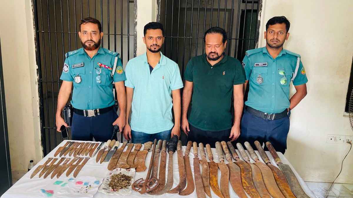 গাজীপুরে দেশীয় অস্ত্র-মাদকসহ আটক ২