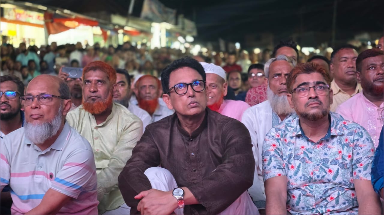 কচুয়ায় বড় পর্দায় প্রদর্শিত হলো তারেক রহমানের সাক্ষাৎকার