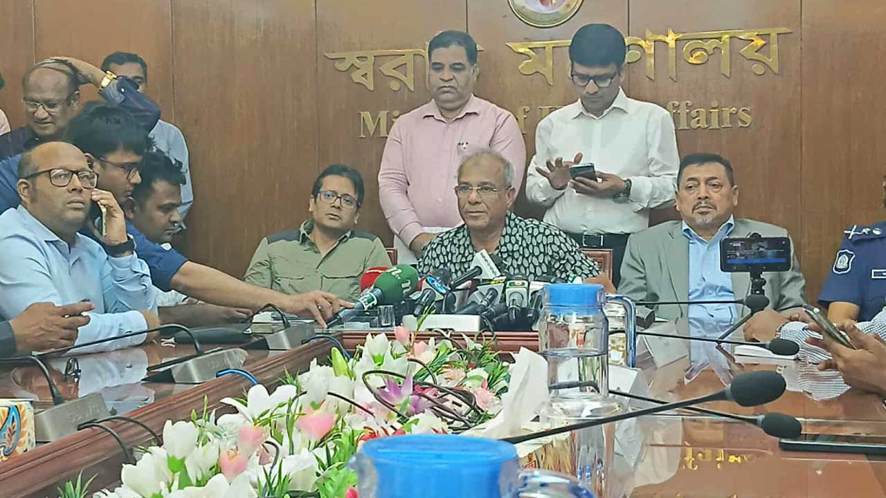 রাজনৈতিক দলের নেতাকর্মীদের অবৈধ সুবিধা দিলে পুলিশের বিরুদ্ধে ব্যবস্থা  : স্বরাষ্ট্র উপদেষ্টা