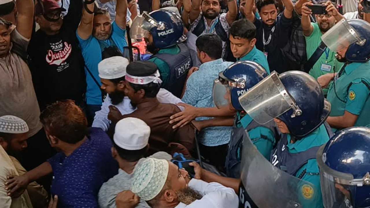 নন-এমপিও শিক্ষকদের জলকামান-সাউন্ড গ্রেনেড, আহত ৪ জন ঢামেকে