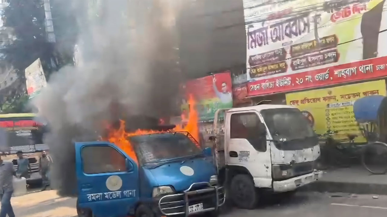 রমনা থানার সামনে হঠাৎ পুলিশের গাড়িতে আগুন