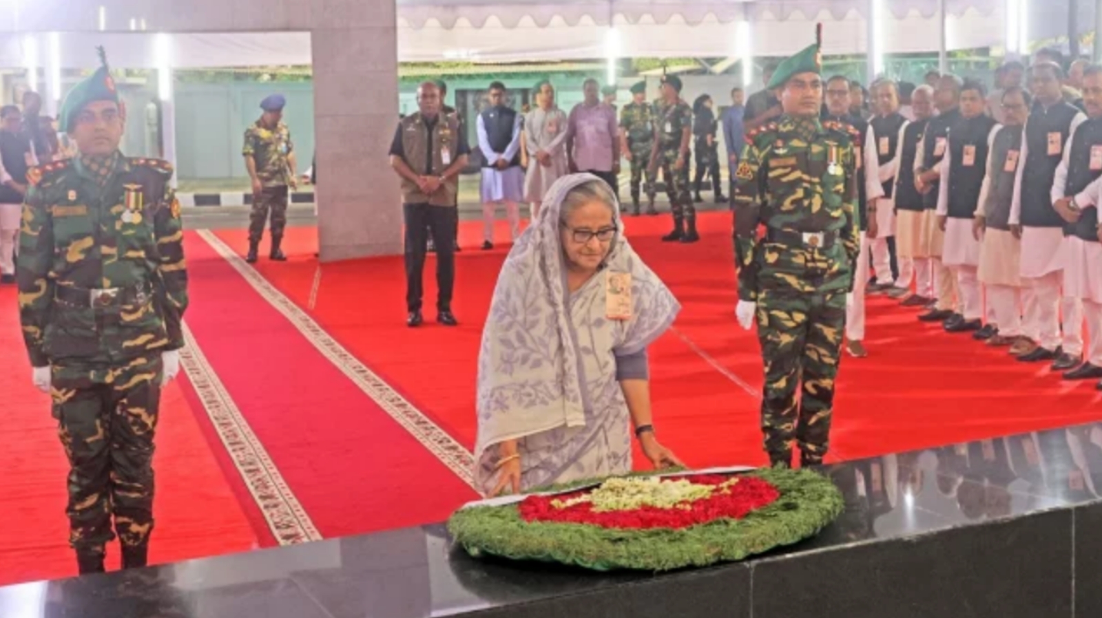 ছয় দফা দিবসে বঙ্গবন্ধুর প্রতিকৃতিতে প্রধানমন্ত্রীর শ্রদ্ধা