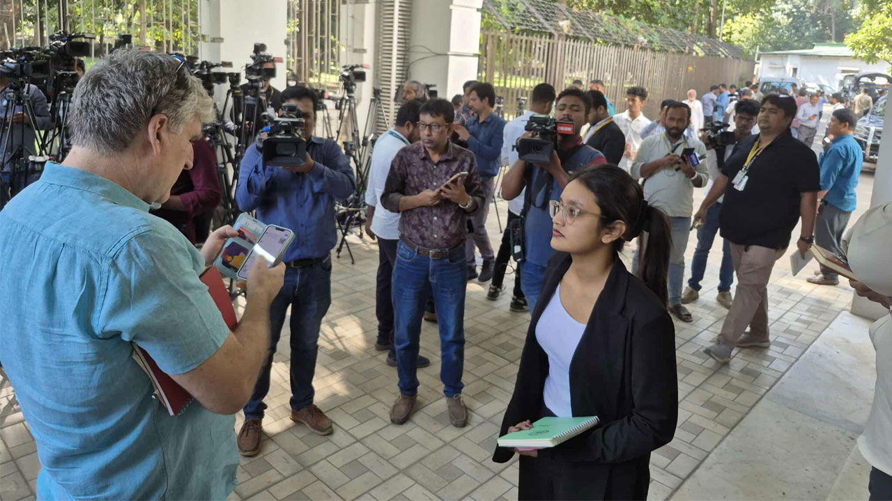 আন্তর্জাতিক অপরাধ ট্রাইব্যুনালে দেশি-বিদেশি গণমাধ্যমকর্মীদের ভিড়