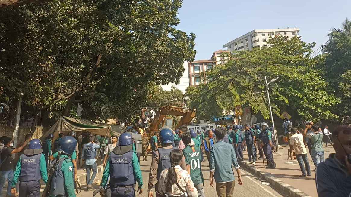 ধানমন্ডি ৩২-এর পরিস্থিতি নিয়ন্ত্রণে সাউন্ড গ্রেনেড নিক্ষেপ পুলিশের