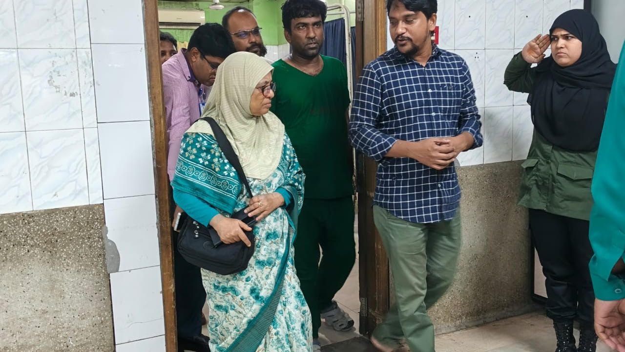 ভূমিকম্পে আহতদের দেখতে ঢাকা মেডিকেলে স্বাস্থ্য উপদেষ্টা