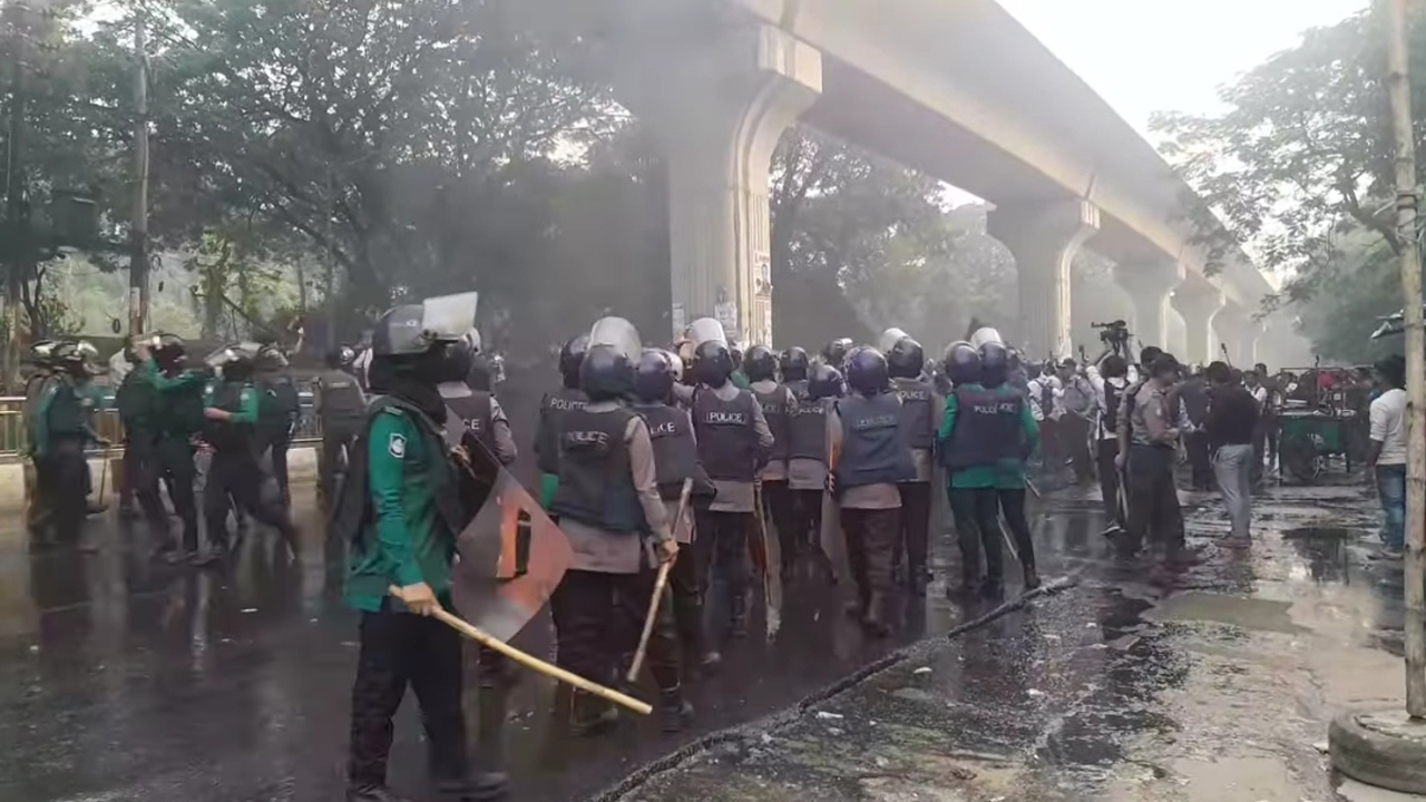 শাহবাগে বিসিএস প্রার্থীদের সঙ্গে পুলিশের সংঘর্ষ, সাউন্ড গ্রেনেড নিক্ষেপ