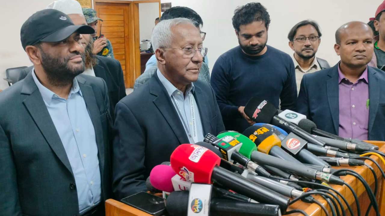 তারেক রহমান ভোটার হননি, তবে আবেদন সাপেক্ষে ভোট দিতে পারবেন : ইসি সচিব আখতার আহমেদ