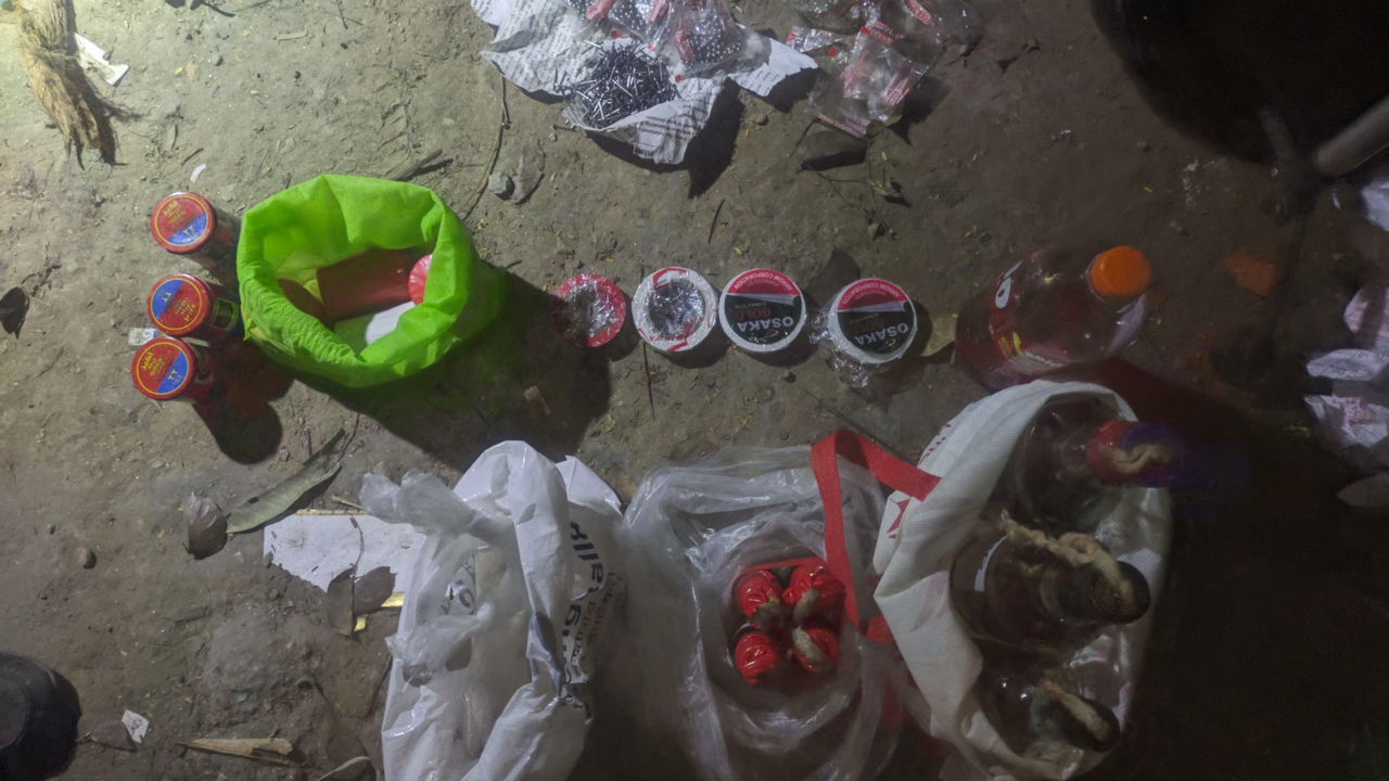 মোহাম্মদপুরে পরিত্যক্ত অবস্থায় পেট্রোল বোমা-ককটেল উদ্ধার