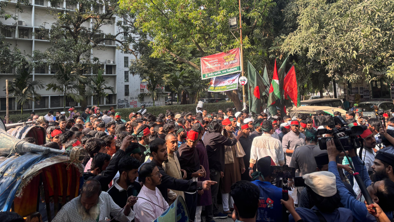 স্বরাষ্ট্র উপদেষ্টার কার্যালয় অভিমুখে ডাকসুর মার্চ 