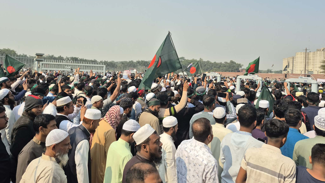 সংসদ ভবনের দক্ষিণ প্লাজায় প্রবেশ করলো হাজার হাজার ছাত্র-জনতা