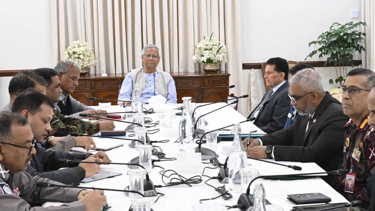 যেকোনো মূল্যে আইনশৃঙ্খলা পরিস্থিতি স্বাভাবিক রাখতে হবে  : প্রধান উপদেষ্টা