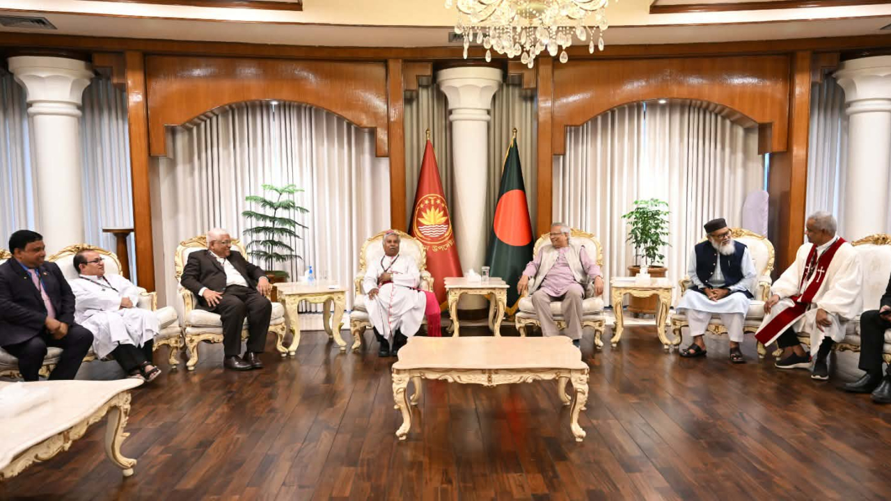 বড়দিন উপলক্ষ্যে ধর্মীয় নেতাদের সঙ্গে প্রধান উপদেষ্টার শুভেচ্ছা বিনিময়