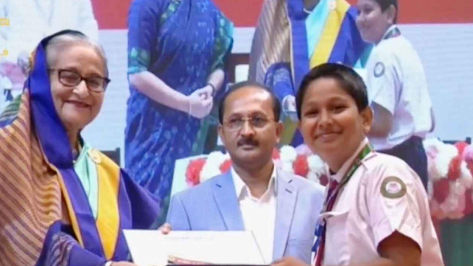 ১২৬ জনকে প্রাথমিক শিক্ষা পদক তুলে দিলেন প্রধানমন্ত্রী