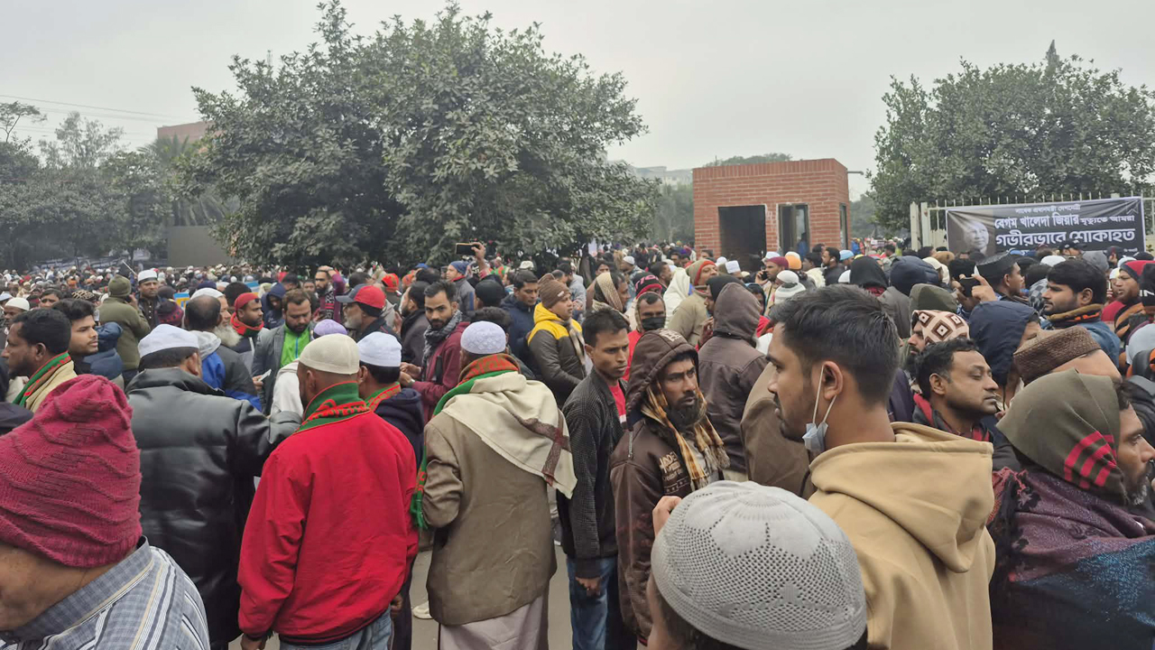 খালেদা জিয়ার জানাজা : সকাল থেকেই মানিক মিয়া অ্যাভিনিউয়ে মানুষের ঢল