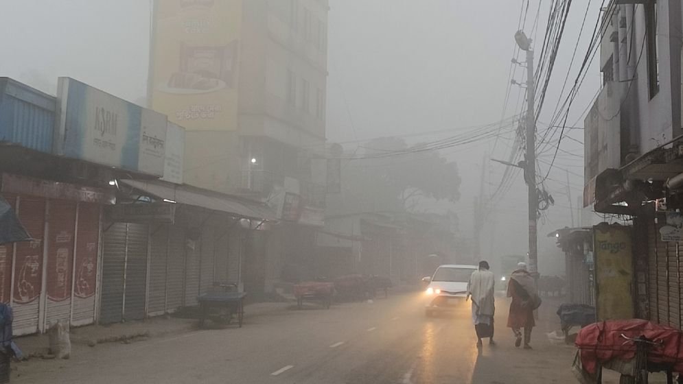 কুয়াশার চাদরে মুড়িয়ে আছে ঢাকা