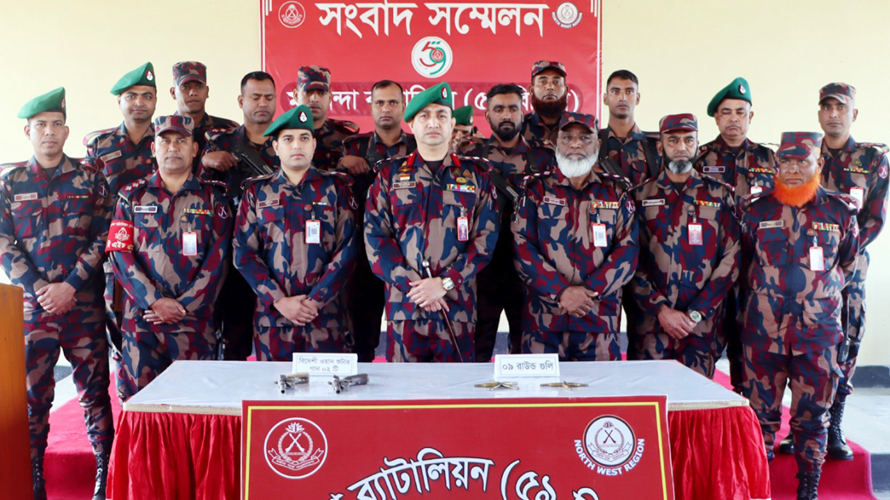 চাঁপাইনবাবগঞ্জ সীমান্তে আগ্নেয়াস্ত্র-গুলি জব্দ