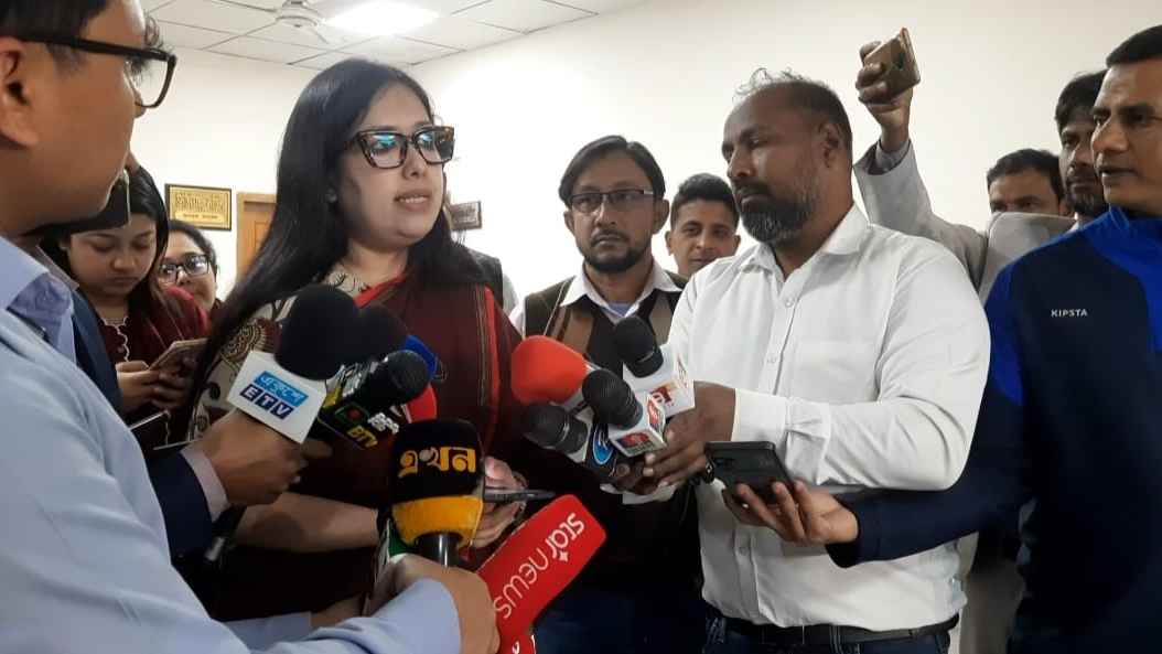 ইসিতে নালিশ রুমিন ফারহানার, প্রশাসনের নিরপেক্ষতা নিয়ে প্রশ্ন