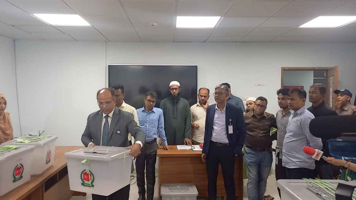 পোস্টাল ব্যালট পেপার গ্রহণে প্রস্তুত রিটার্নিং অফিস