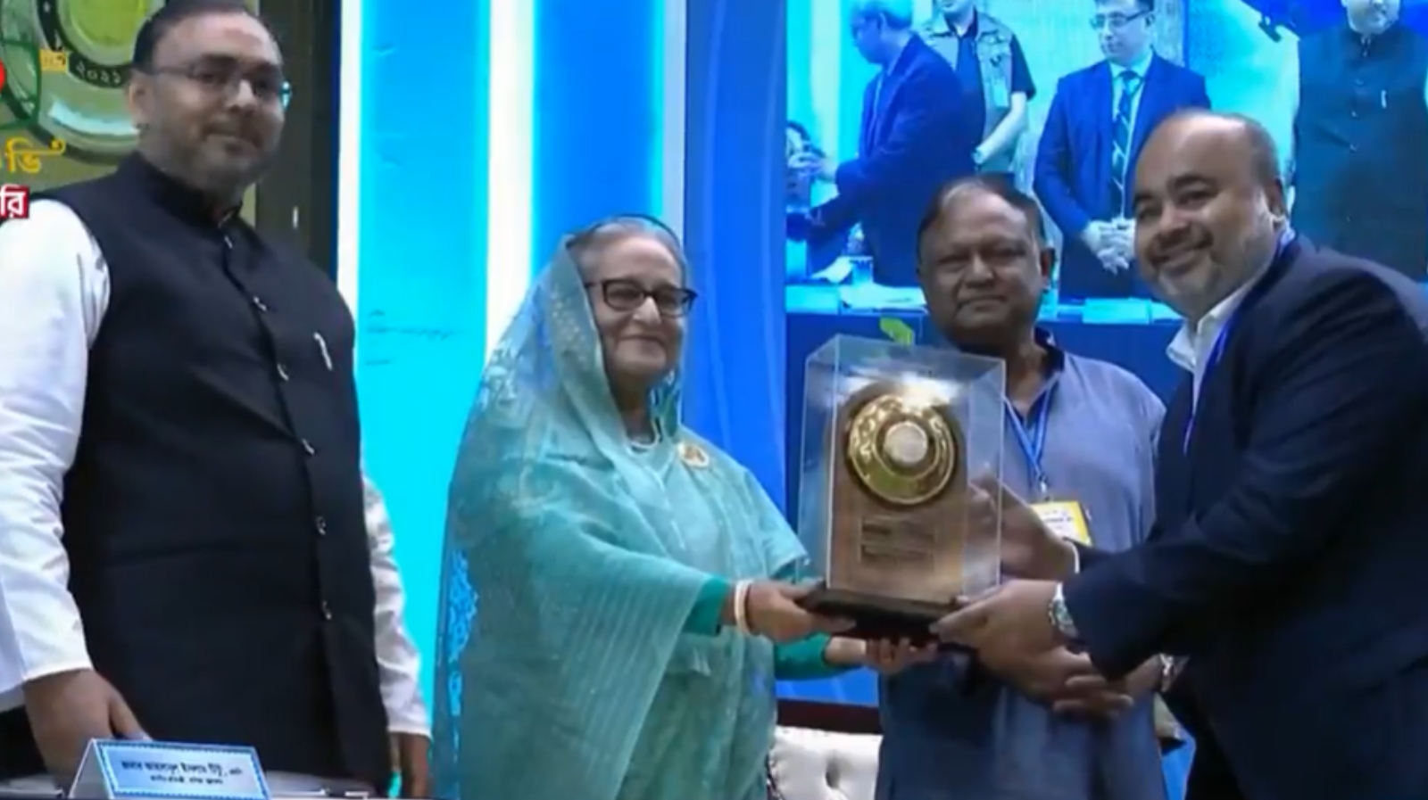 জাতীয় রপ্তানি ট্রফি তুলে দিলেন প্রধানমন্ত্রী