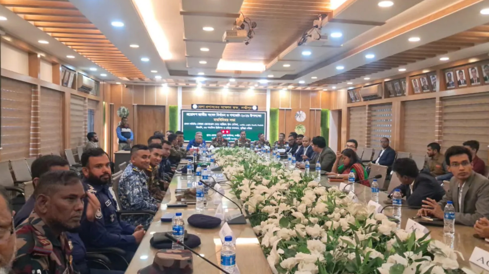 লক্ষ্মীপুরে প্রশাসনিক কর্মকর্তাদের সঙ্গে সেনাবাহিনীর মতবিনিময়